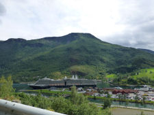 Large cruise ships dock in Fl�m