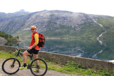 Biking along Ringedalsvatnet to get to Trolltunga