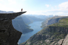 Nikki and Gard on Trolltunga
