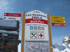 Signs in the slopes tells you where to go