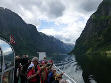 There were lots of tourists on the ferry from Gudvangen to Fl�m